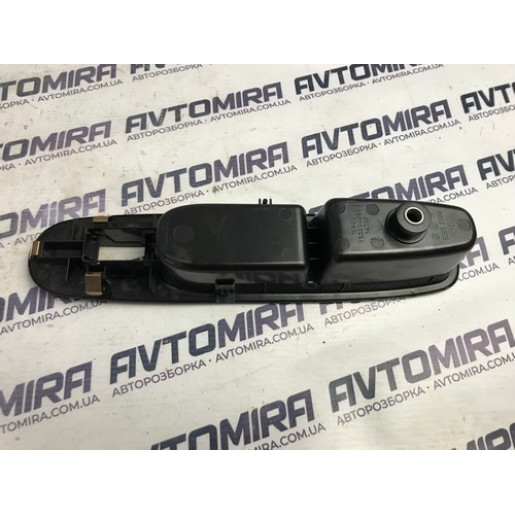 Корпус кнопки стеклоподъемника передней правой двери Fiat Punto 3 2005-2018 735500049